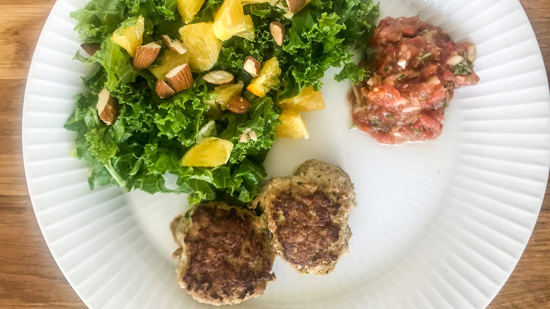 Græske Frikadeller med Grønkålssalat og Tomatsalsa