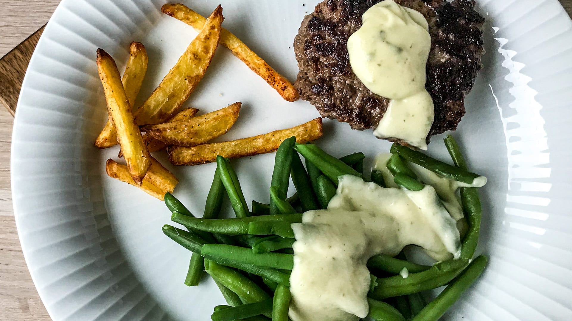 Hakkebøf med blomkålsbearnaise, fritter og bønner